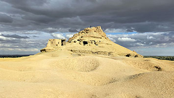 Collinetta con tombe scavate a Gebel al-Mawta nell'oasi di Siwa